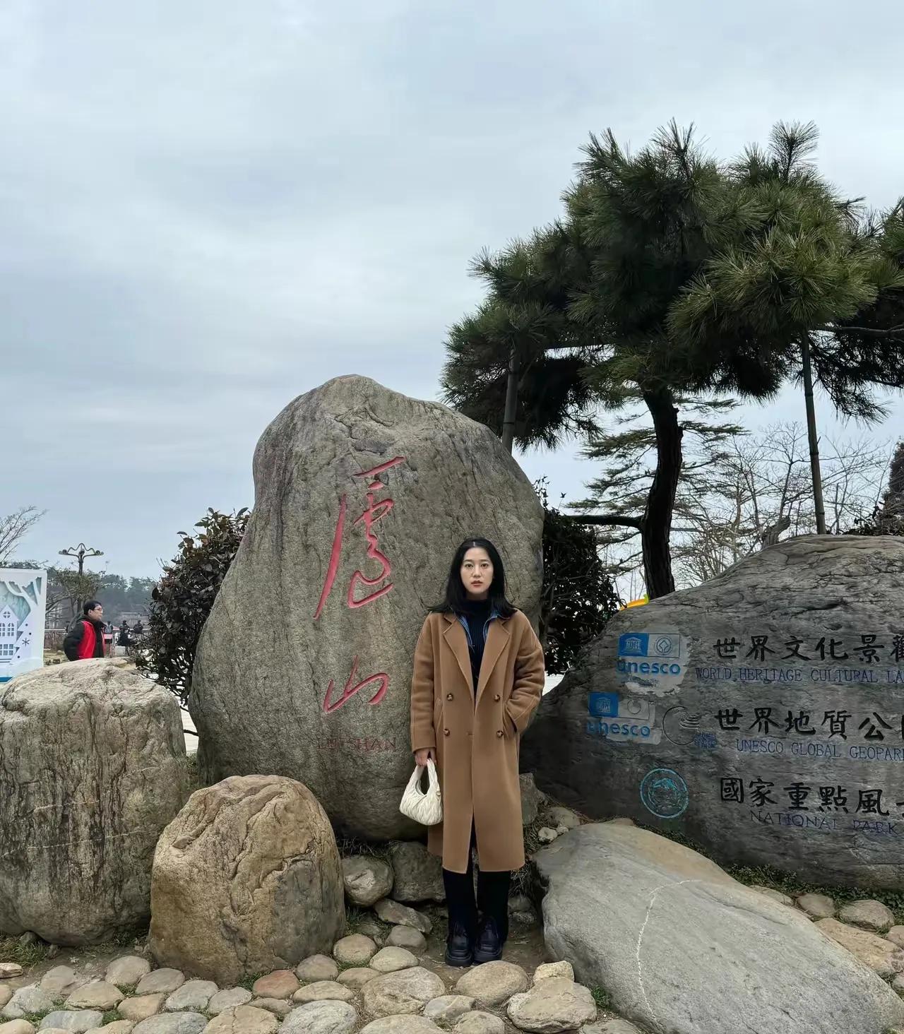 看到没？这个美女不仅炒股，而且还是单身。
         她在众多股民中，应该