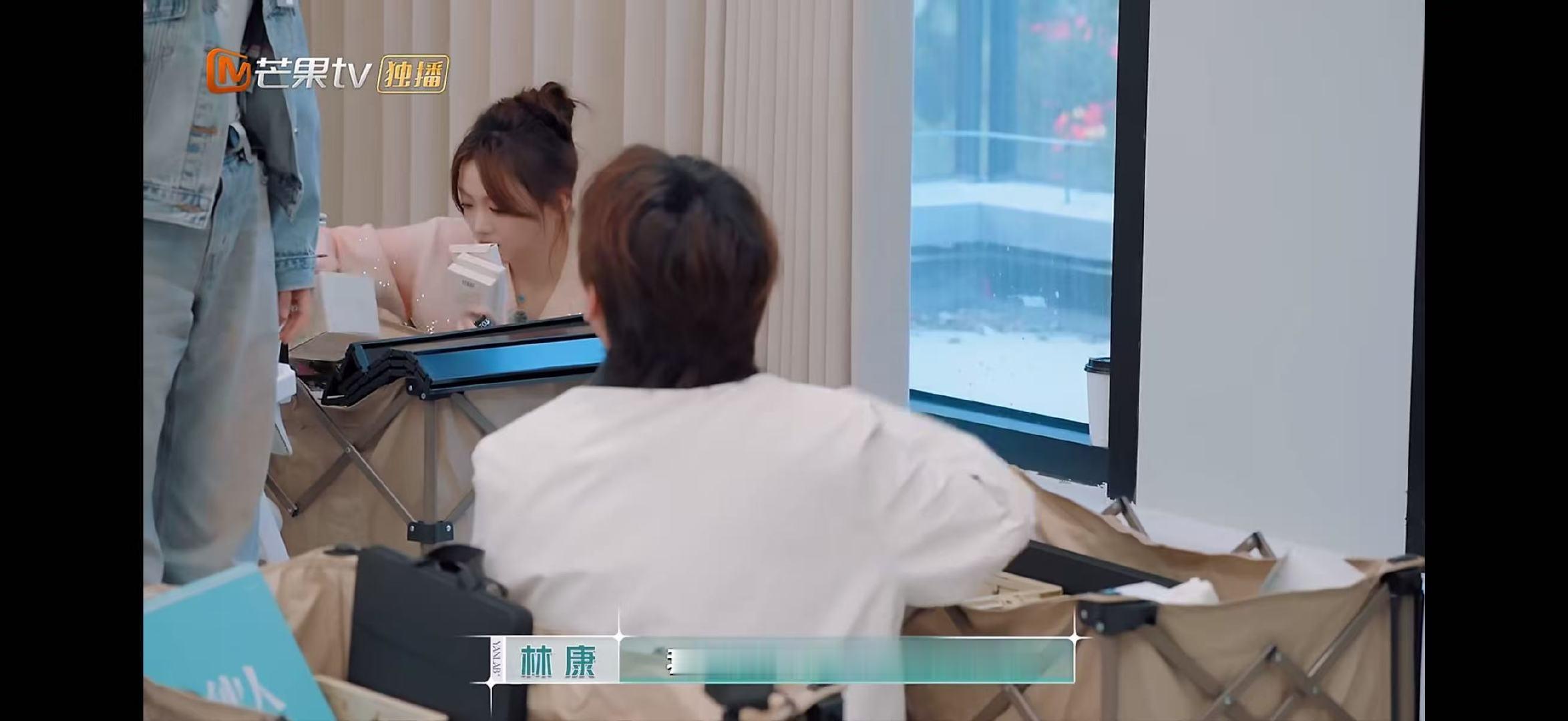 张予曦没法不依赖姐姐合伙人高光时刻合伙人浑身自带温柔滤镜，待人谦和又包容，慢慢让