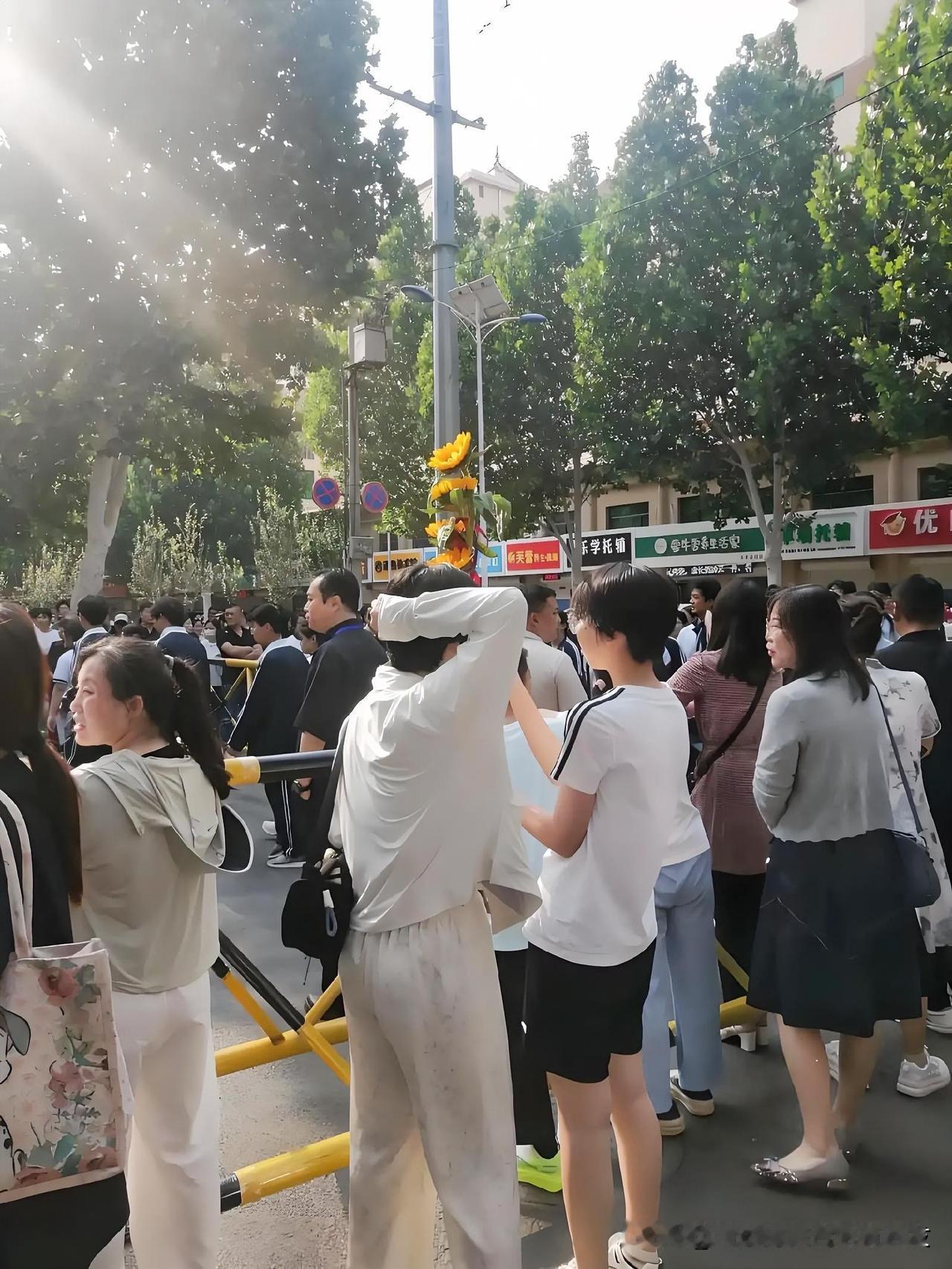 我认为是
高考很重要，但不是人生唯一的答案。
 
它是普通人改变轨迹最稳妥的跳板