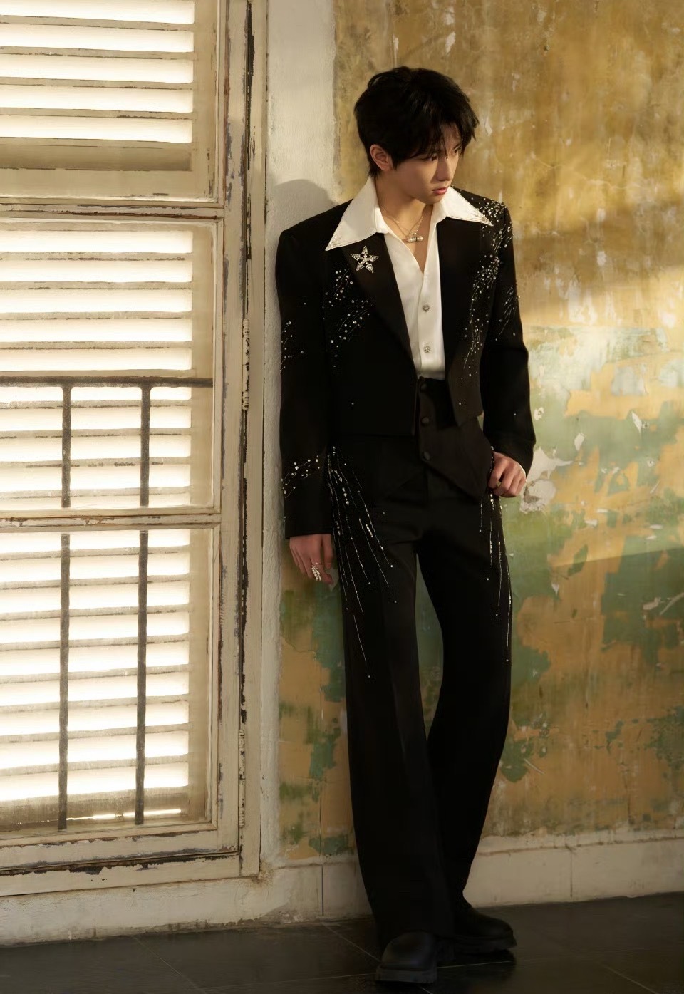 穆祉丞红毯出图穆祉丞闪钻黑西装造型微博之夜出图穆祉丞今晚好好玩穆祉丞