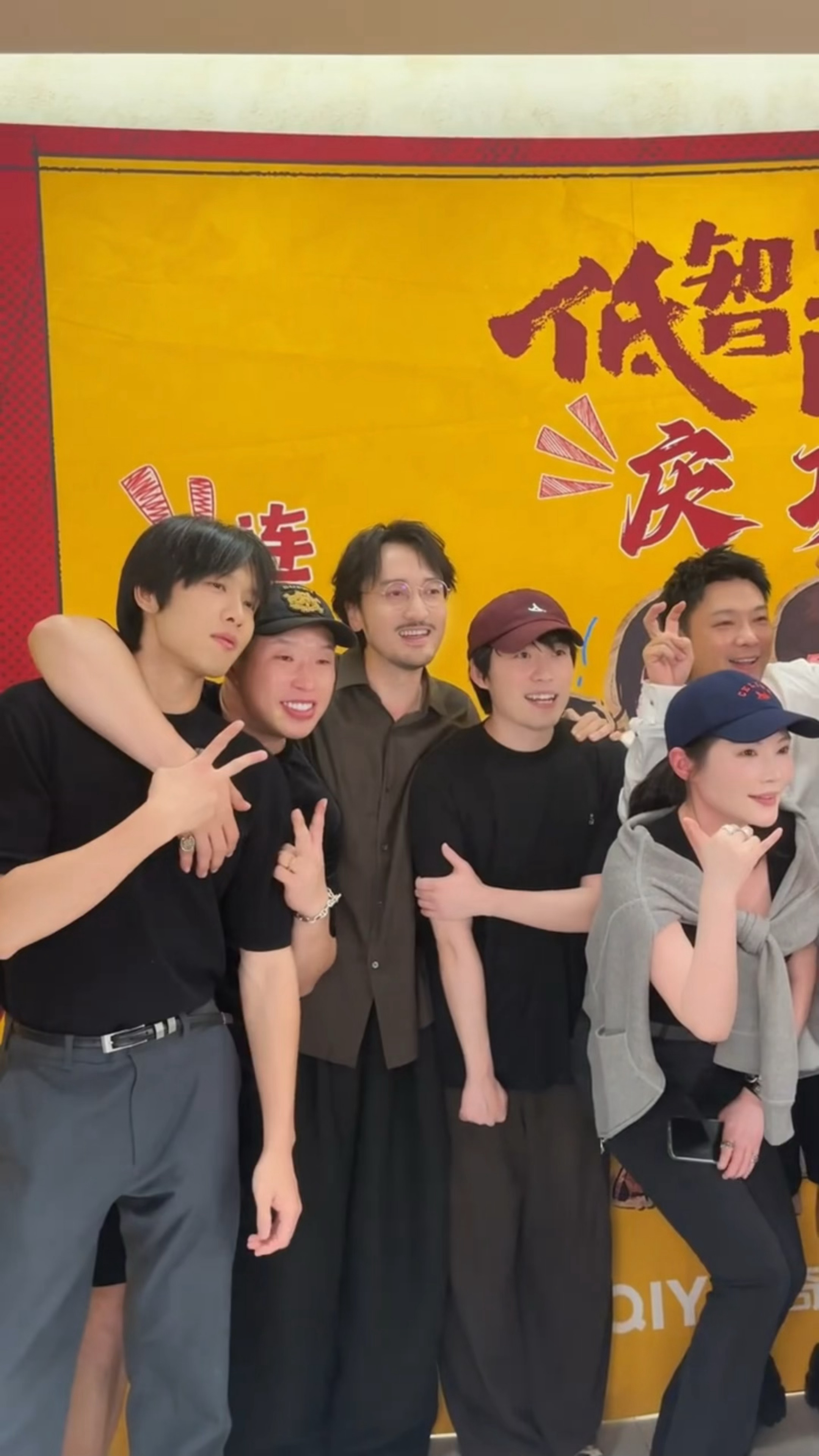 这搂肩还摇摇摇的……王传君马旭东你俩有点暧昧了王传君马旭东大合照搂肩
