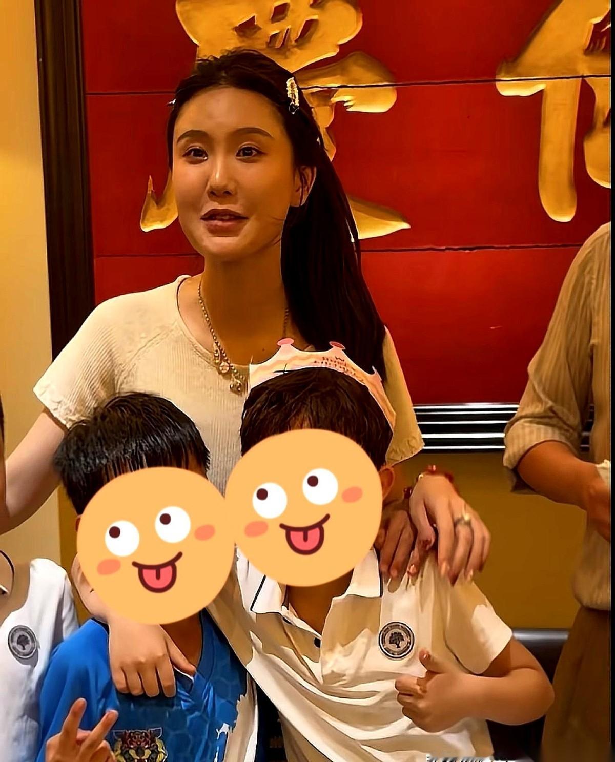 那张楚玲没开美颜、没加滤镜的原图，一摆出来，瞬间就让人读懂了赖文峰。
这个男人，