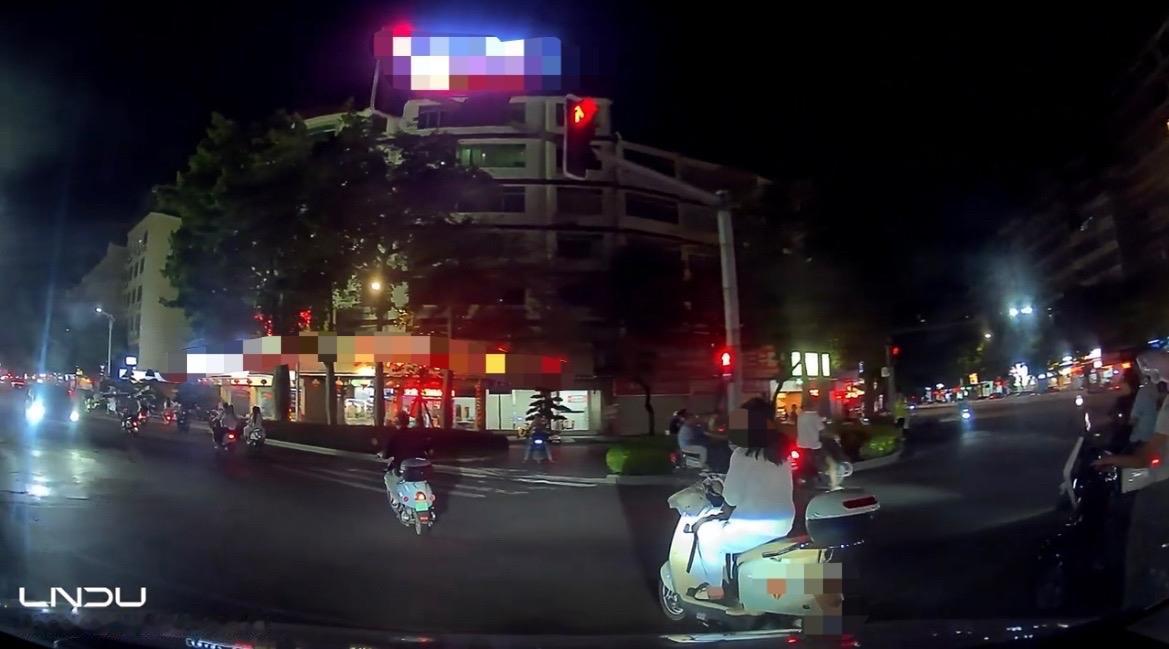 【玉林一女子骑电车转弯过红绿灯还看手机】

9月2日晚，玉林市城区一名女子骑电动