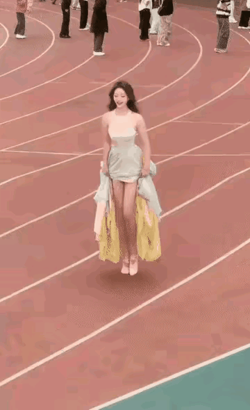 校运会上的女生，一袭长裙，长发及腰，踏歌而舞。
美丽的女大学生，翩若惊鸿，婉若游