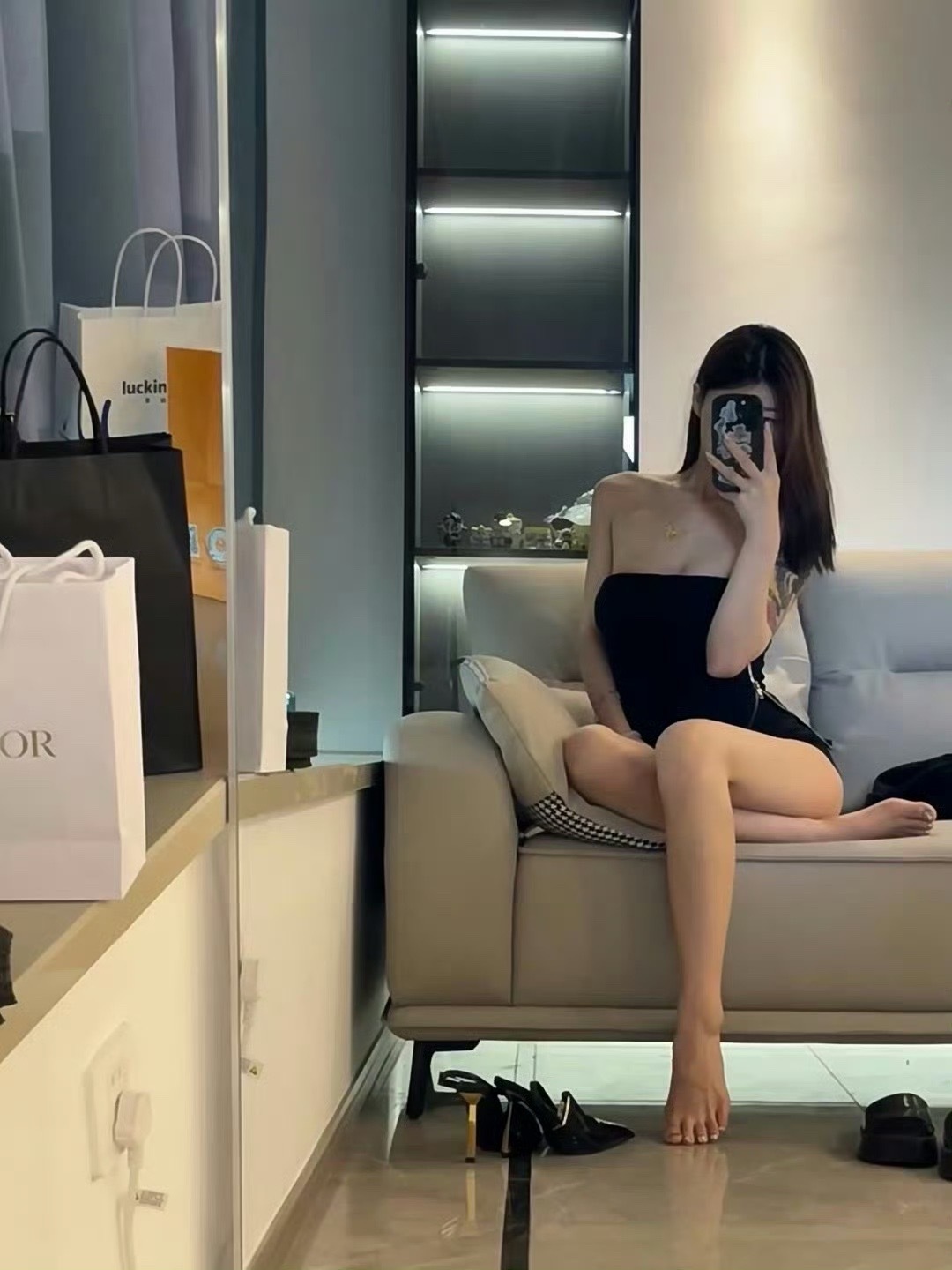 女生披着头发低头吃吃的时候，把头发别在耳朵后面特别好看～   