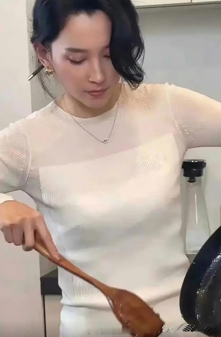 森林北穿着这身衣服做饭，汪峰真幸福 ​​​