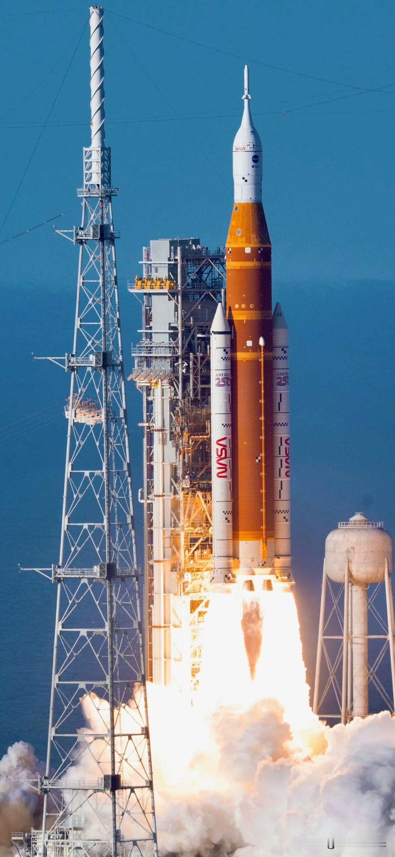 阿尔忒弥斯二号4名宇航员安全出舱