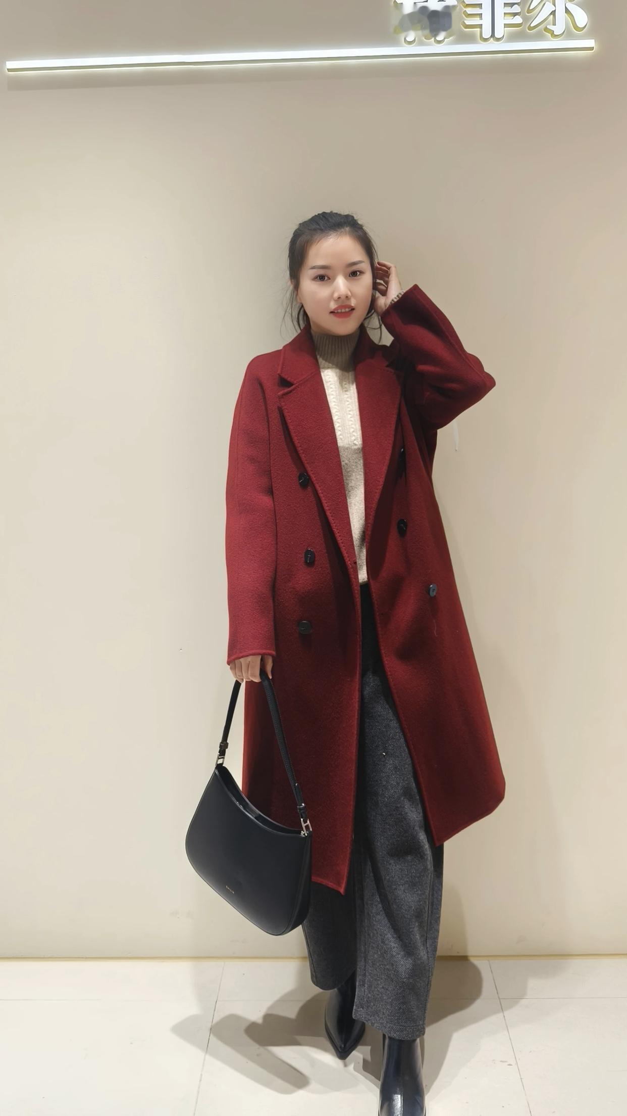 复古红大衣搭配高腰裤，简约又时尚！