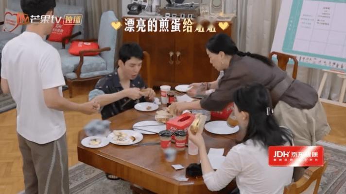 七老童心一家人真的养成了 看这群人互动简直就像自己家人一样，龚俊下厨做早餐，马思