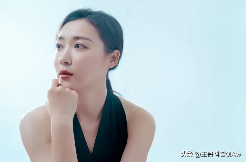 女人的温柔体现在很多方面。内在上，善良是基础，温柔的女人会设身处地为他人着想，像