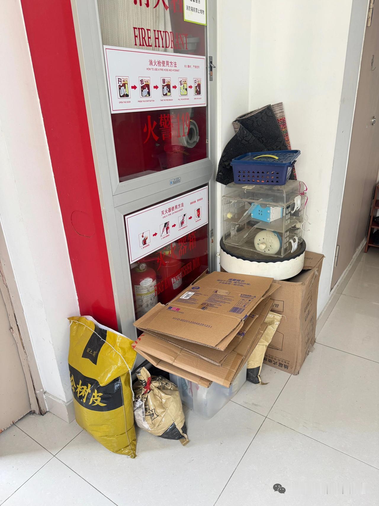 这些到城里租房买房户把在家乡住独门独院的平房生活习惯都带到城里楼上来了，没有公德