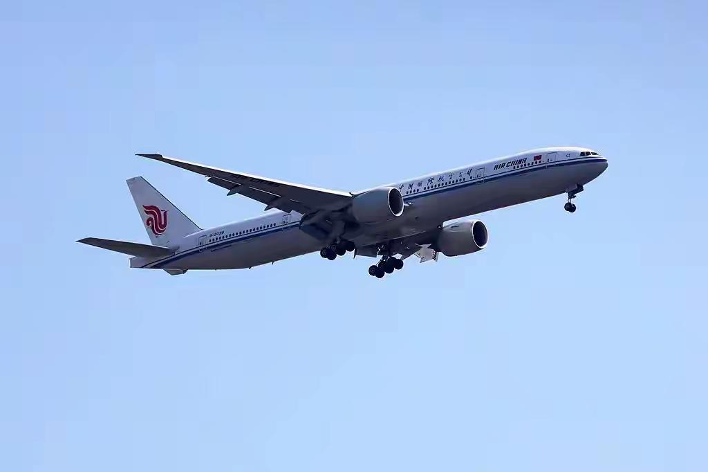 在这个瞬息万变的时代，航空公司的一纸公告引发了广泛关注。国航、南航、东航三大巨头