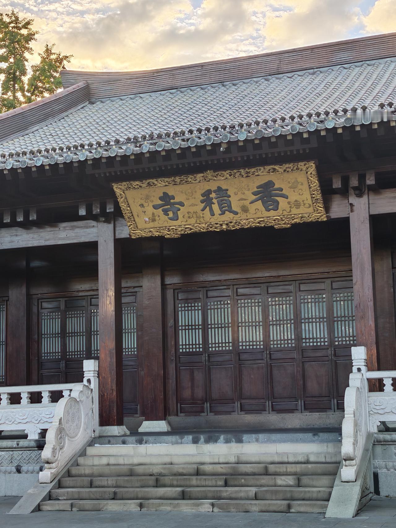 本来想去杭州香积寺逛一下，结果去晚了。好在这周边环境还不错，用荣耀Magic8 