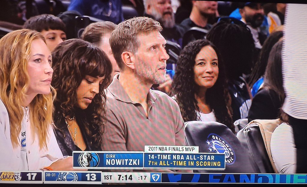 诺维斯基在现场观战湖人vs魔术的比赛，去支持东契奇小老弟了。湖人vs魔术洛杉矶湖