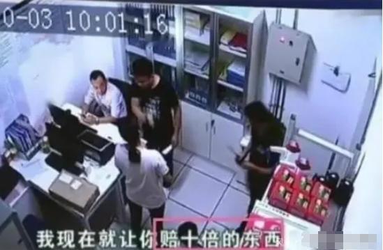 “干得漂亮！”四川，一女子带孩子购物，因口渴难耐，孩子将手中饮料当场喝完，没成想