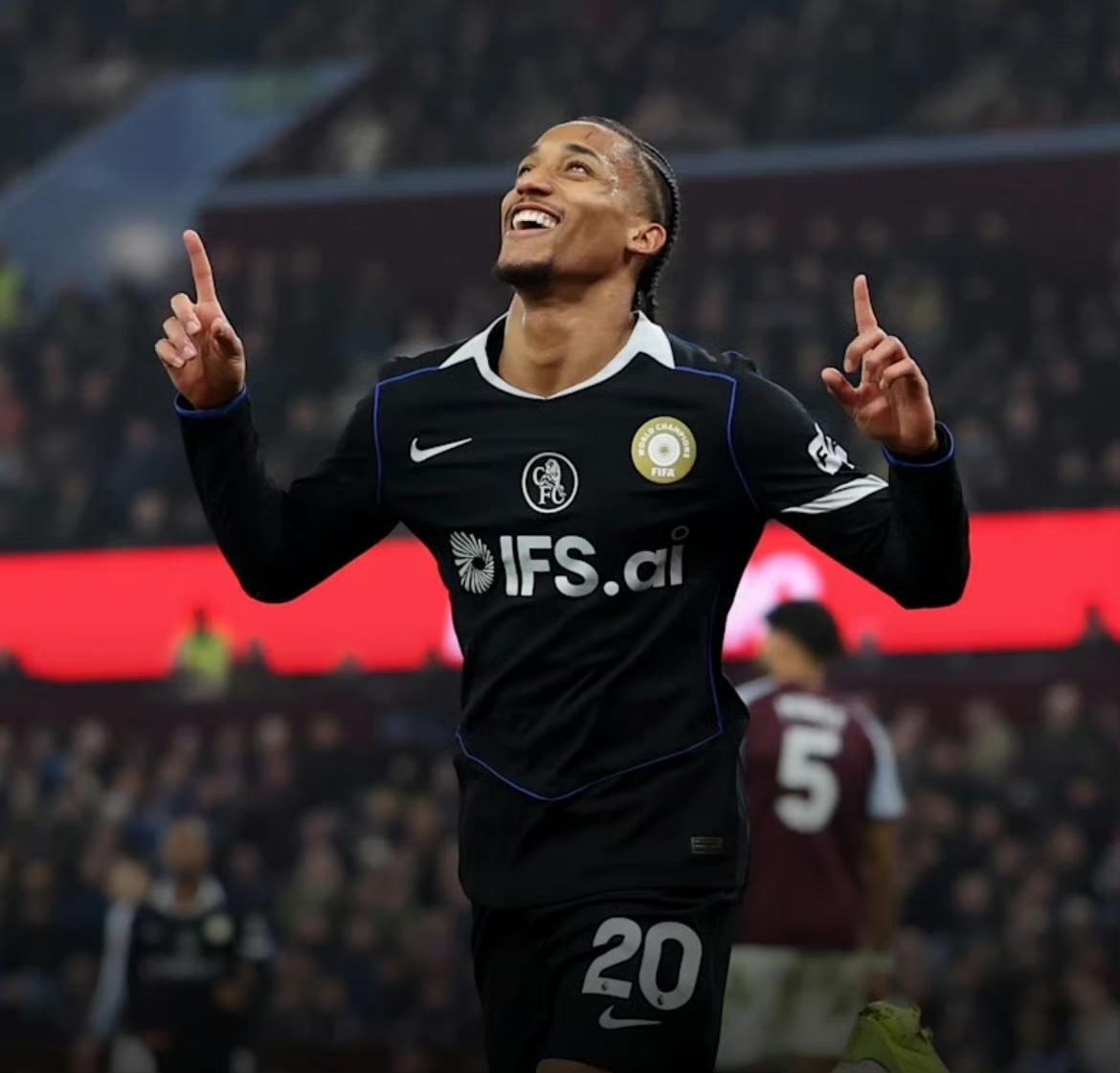 英超第29轮，阿斯顿维拉1:4切尔西，24岁的巴西前锋若昂·佩德罗贡献了统治级表