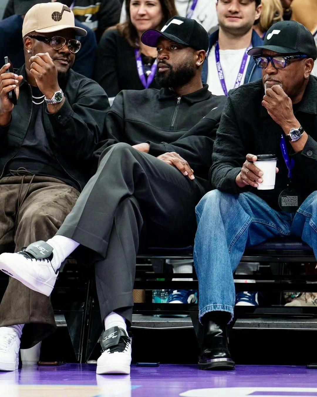 韦德是爵士队的小股东之一，于2021年购入球队部分股份，与老板瑞安·史密斯合作，