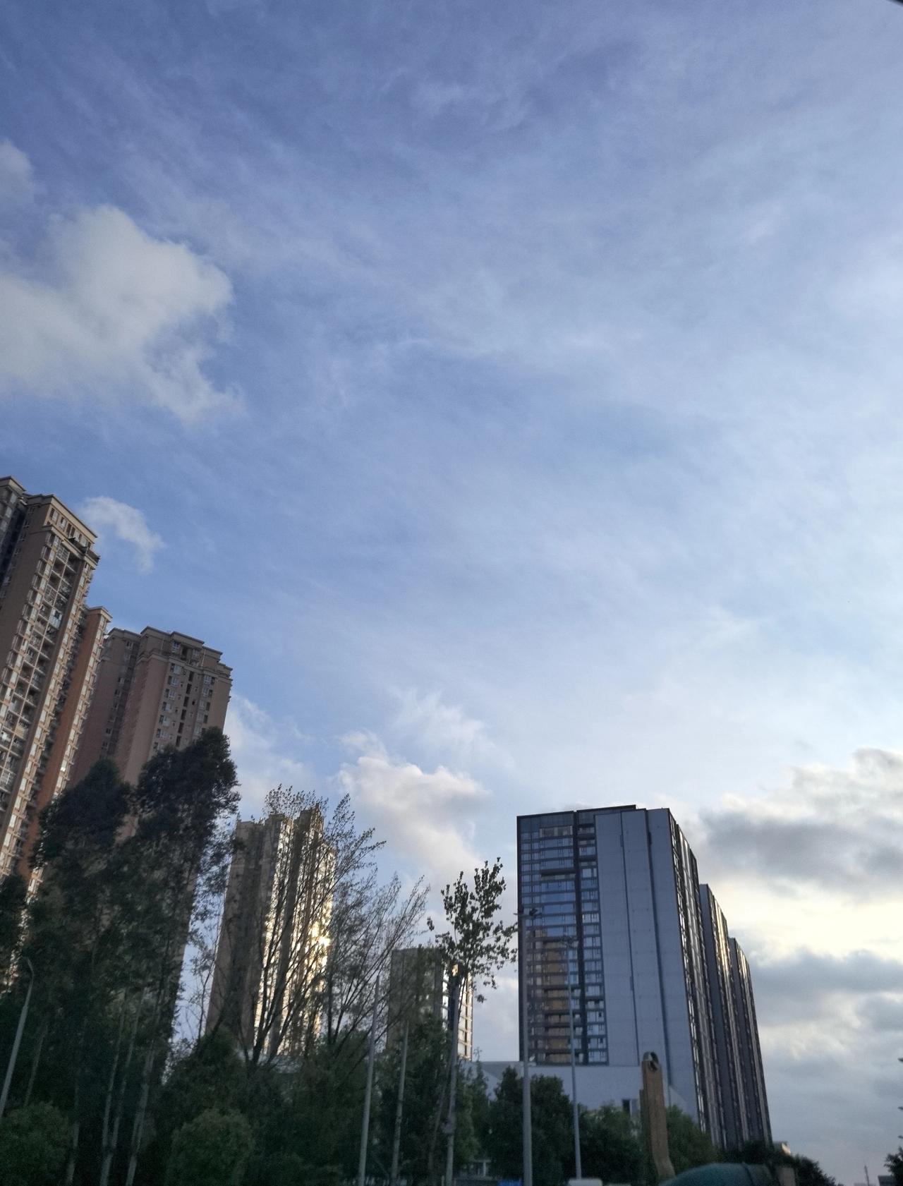 在成都，春光明媚时，一定要在河边的树荫下，喝杯盖碗茶。巴适！[笑]
成都春天打卡