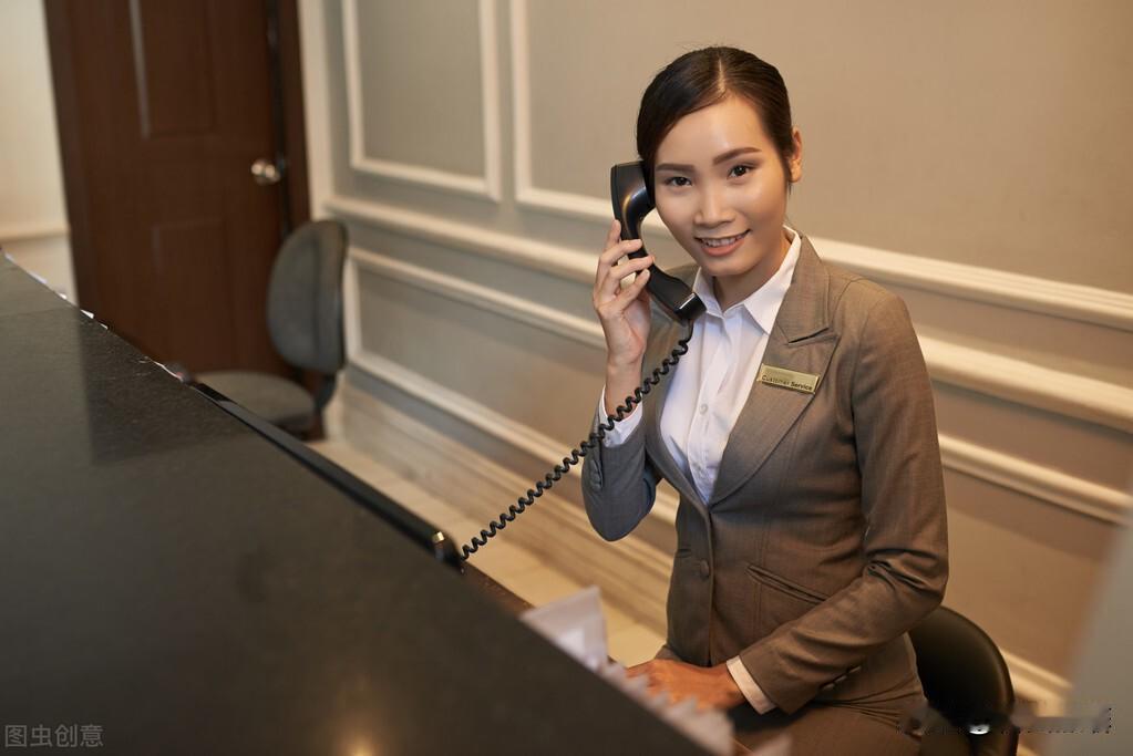 “我姐在家没？在家我们就不聊了。”
 
表妹小妞每次跟我聊天，都会这样问。
 