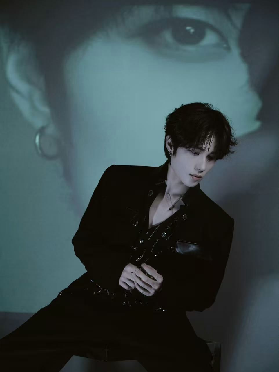 井胧被吴彦祖摸腹肌风华合伙人 井胧被摸腹肌之后，自己也在社交平台上发了视频，笑着