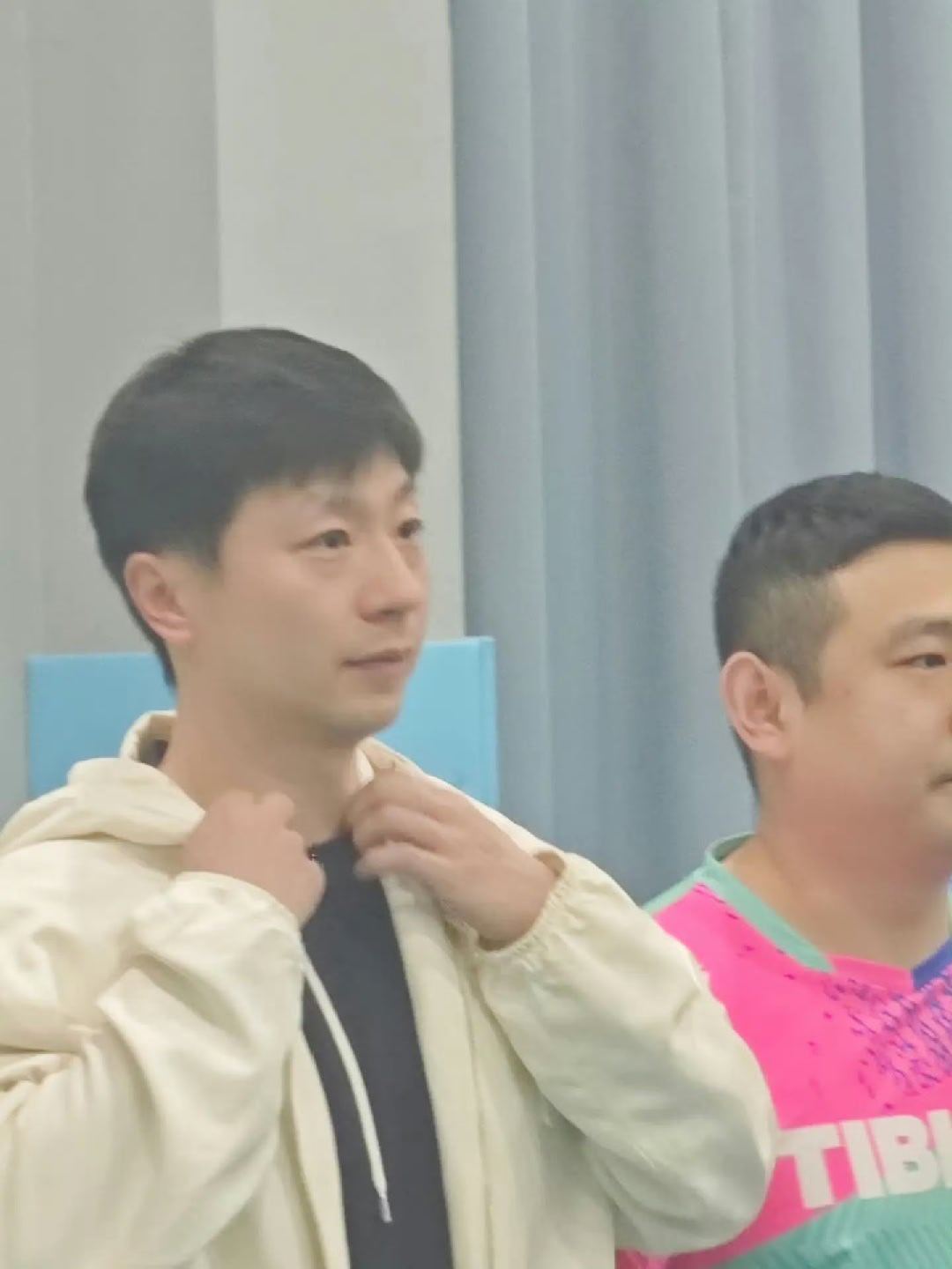 马龙林高远同框乒坛GOAT度假中光顾老朋友的球馆，签得真不少。 