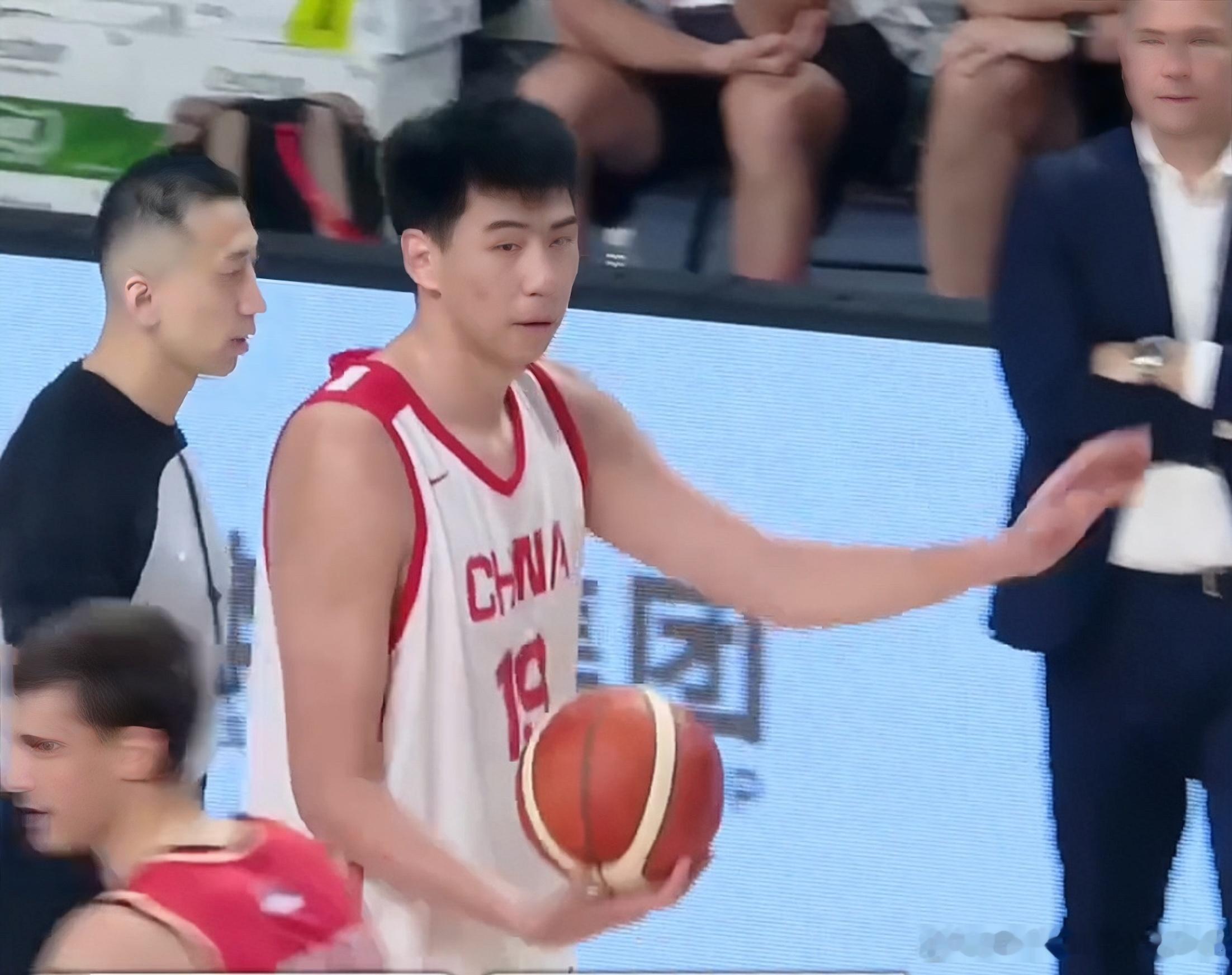 徐昕狂扇4记大帽优缺点并存，高光过后暴露短板，世预赛冲击第三中锋仍存隐患今晚热身