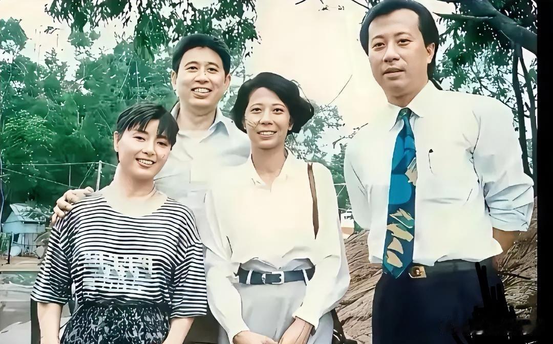 老照片: 殷秀梅、程志与许家印曾经的留影。 ​