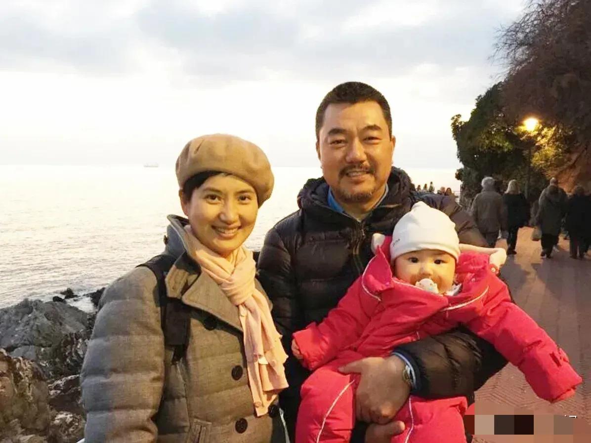 这是哪位演员的全家福啊，怎么看着那么眼熟，只记得男主人酷爱演乡村剧、家庭剧、生活