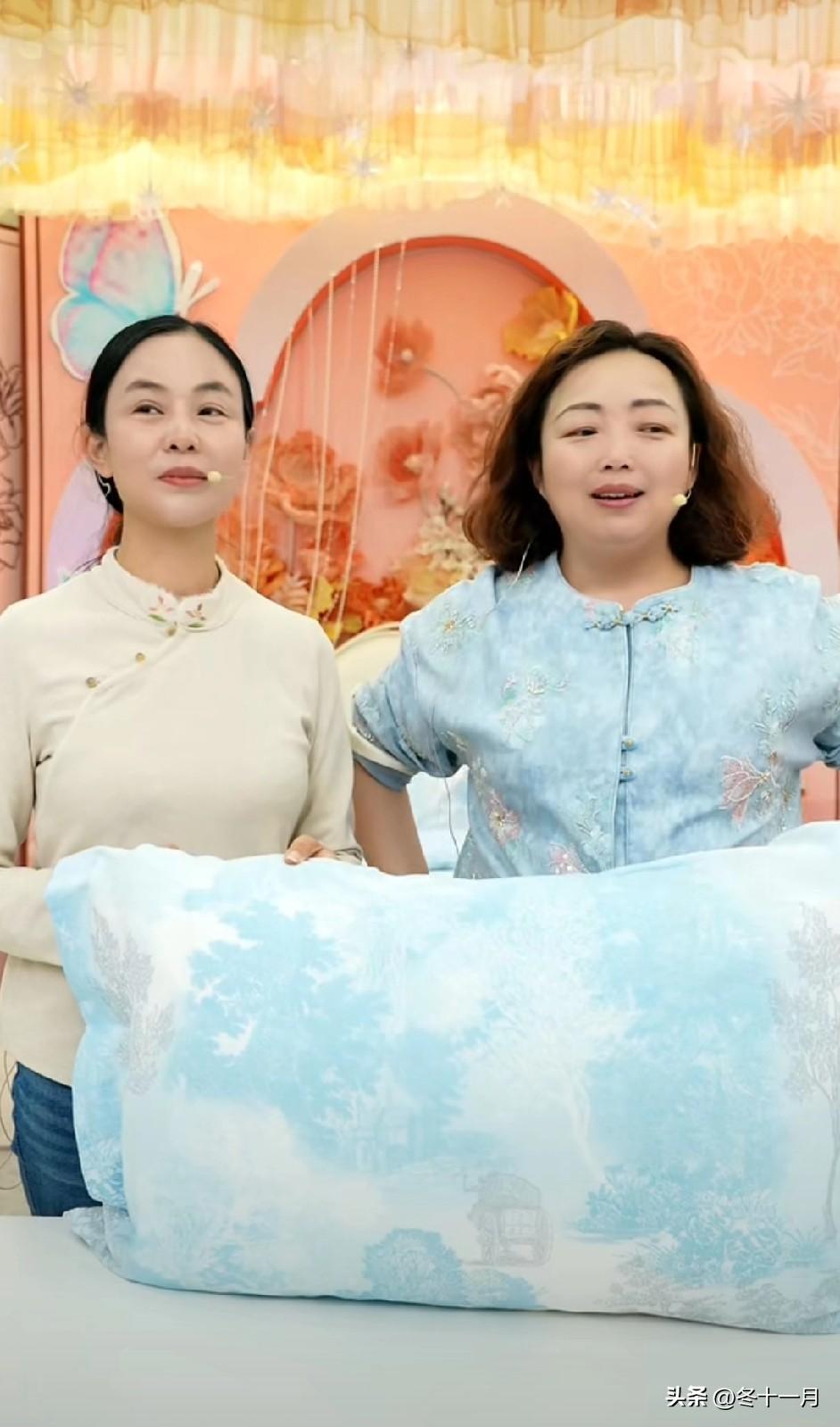 杨奶奶在直播间收放自如。李林被她搞得一会儿哭，一会儿笑。那是因为弟弟李鑫来直播间