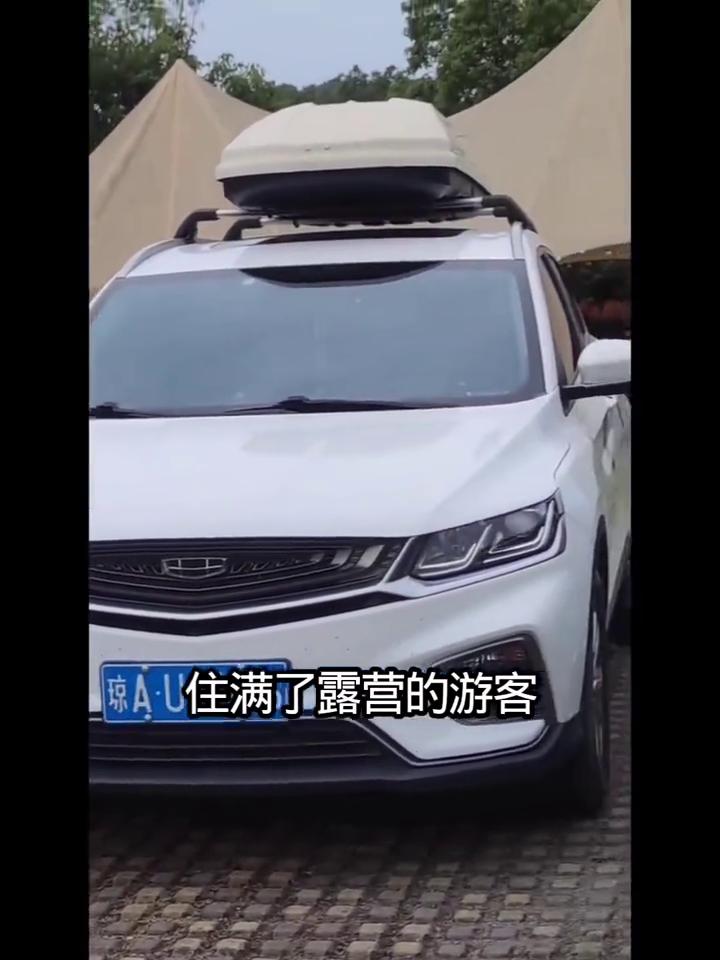 我国东部沿海城市高速服务区的风貌。
大家好，我是陈国新。今天是2026年5月2号