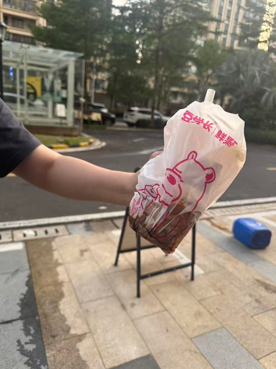 去年娘家买的腾势，车上一直臭臭的找不到根源，然后今天精洗了一下发现第三排放了一杯