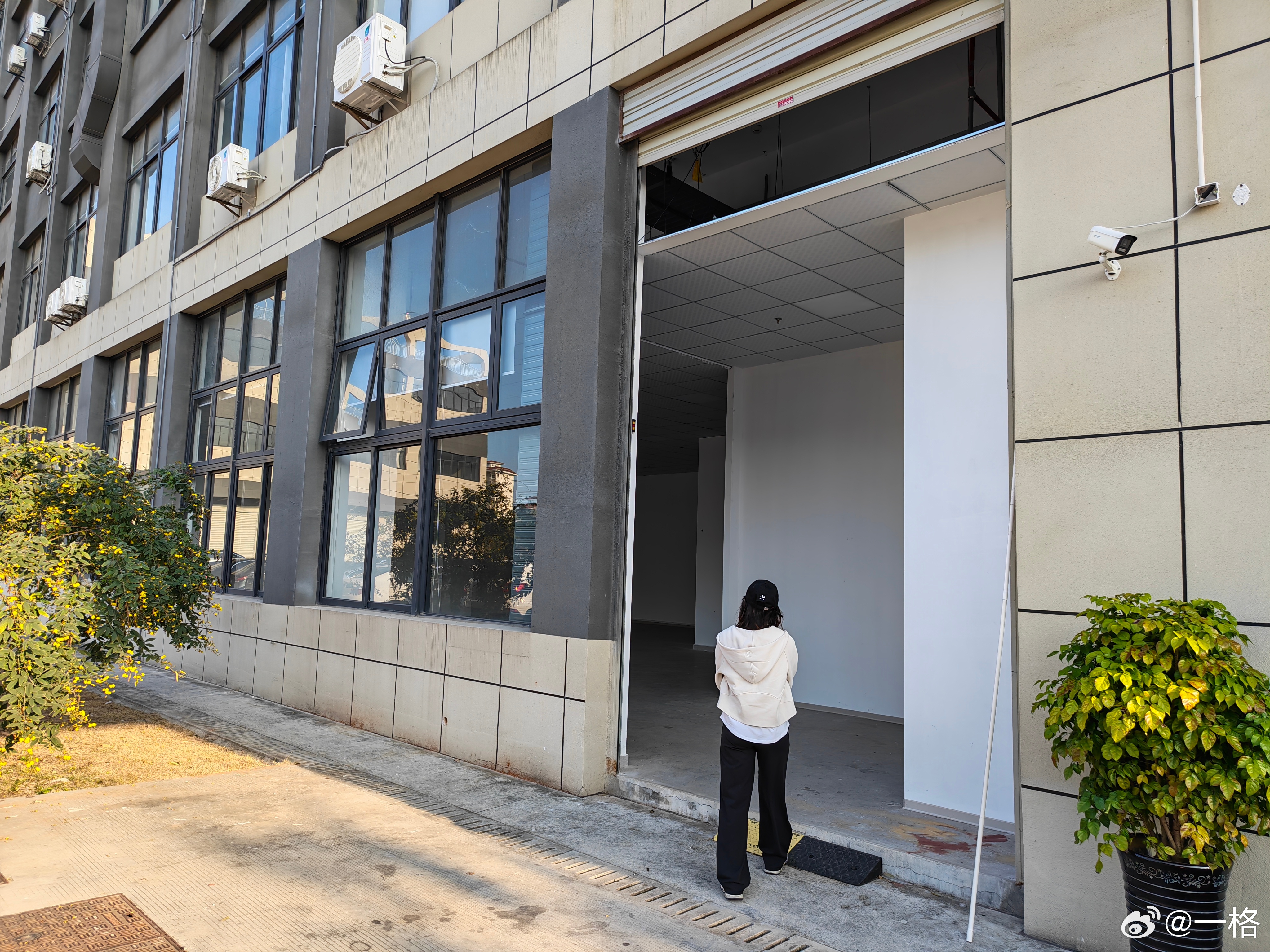 感受到 AI 的威力了 我前几天看的场地，原租户好像做电商的产品摄影培训，刚装修