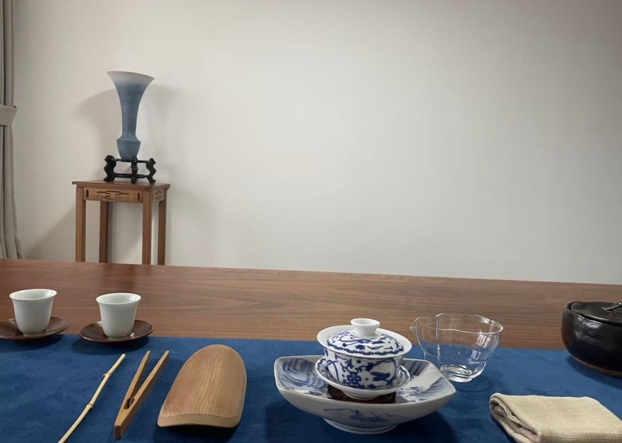 品茶赏器交友  茶，是无言的邂逅，没有道理可循，遇见气息相通的事物，自有诗意。 