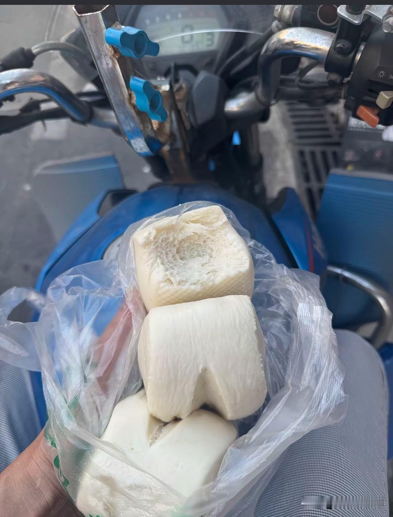 我已经失业三个月了，
现在每天都在努力骑三轮给送货，
家里开支大，已经连吃三天馒