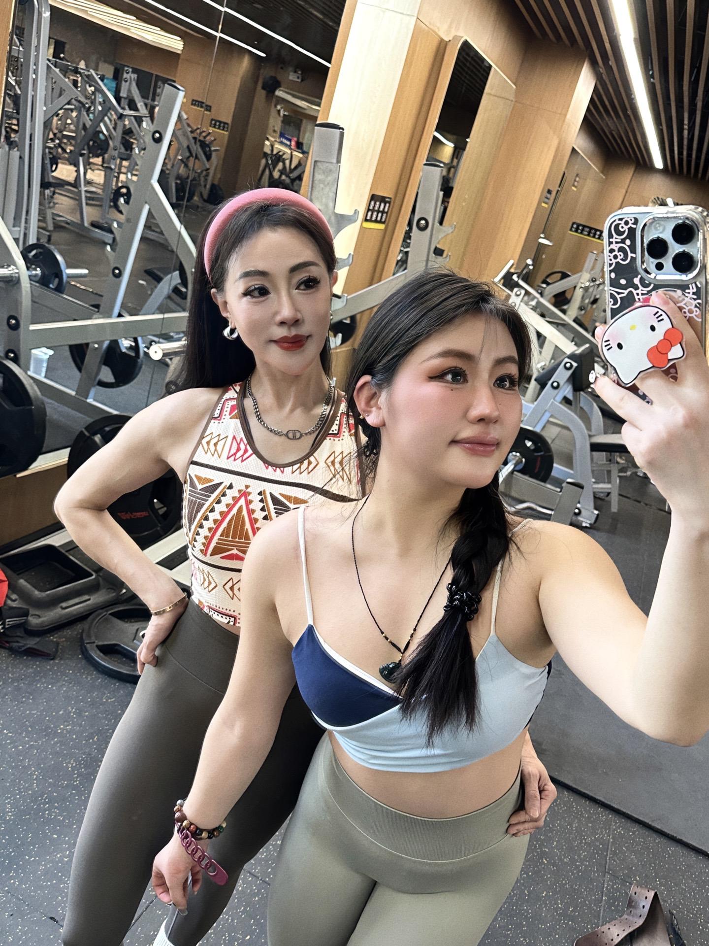 把我的健身时尚单品拿出来炫耀一下