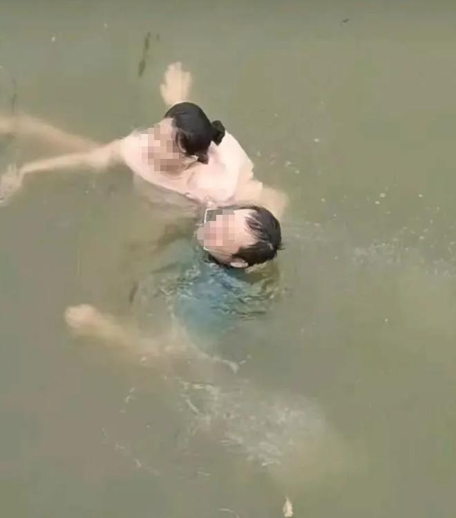 笑不活了！河北，男子见一女子落水，脱了衣服就跳进河里救人，结果游泳的时候把裤头游