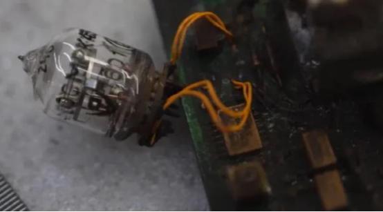 乌克兰战场曝光榛树导弹晶体管内部结构，西方惊愕：中国军工的真正秘密不是芯片，而是