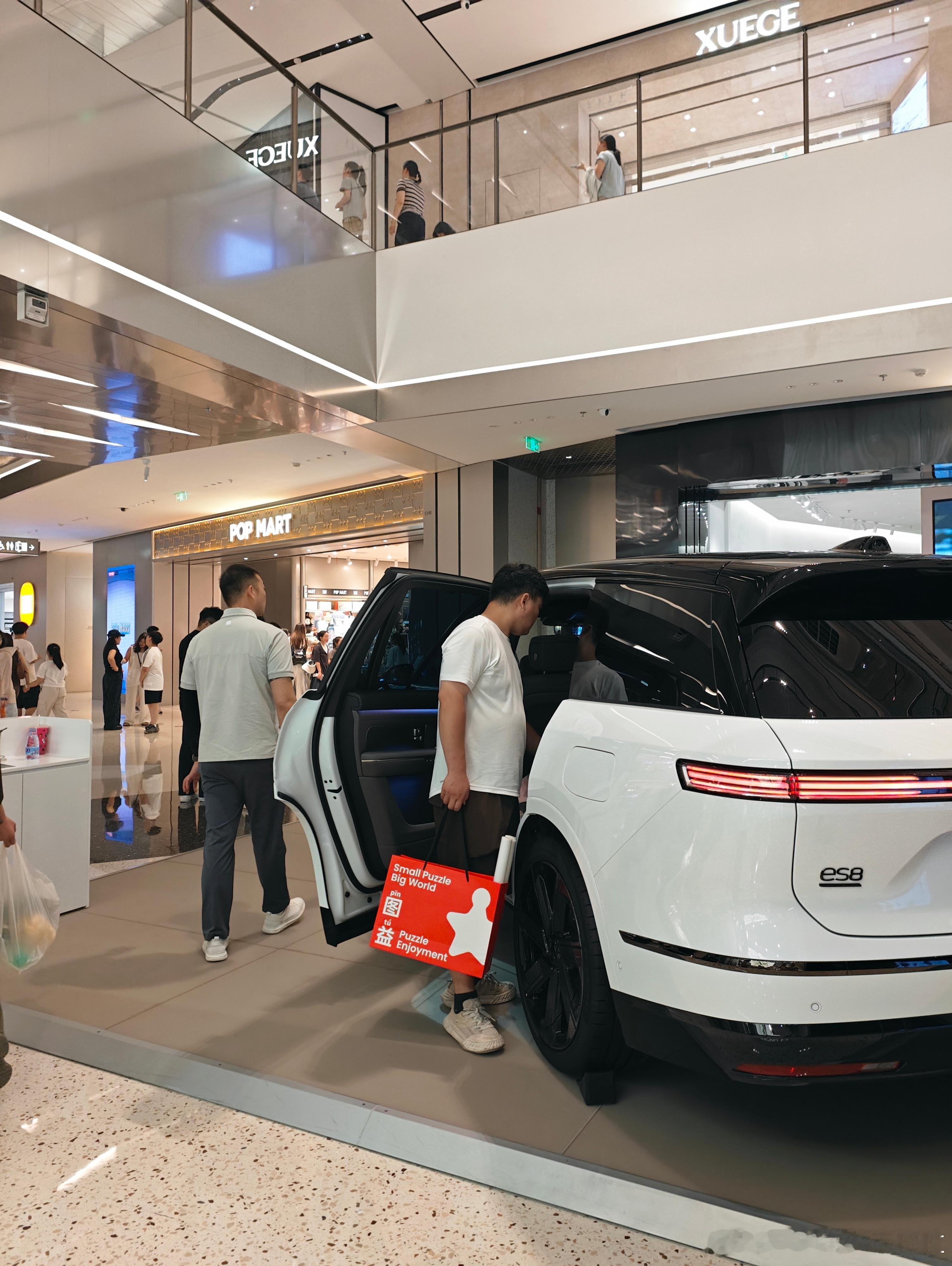 目前万象城展台上路过拍了一拍现在蔚来的人气就是年底乐道差不多就这个人气了 淮安·