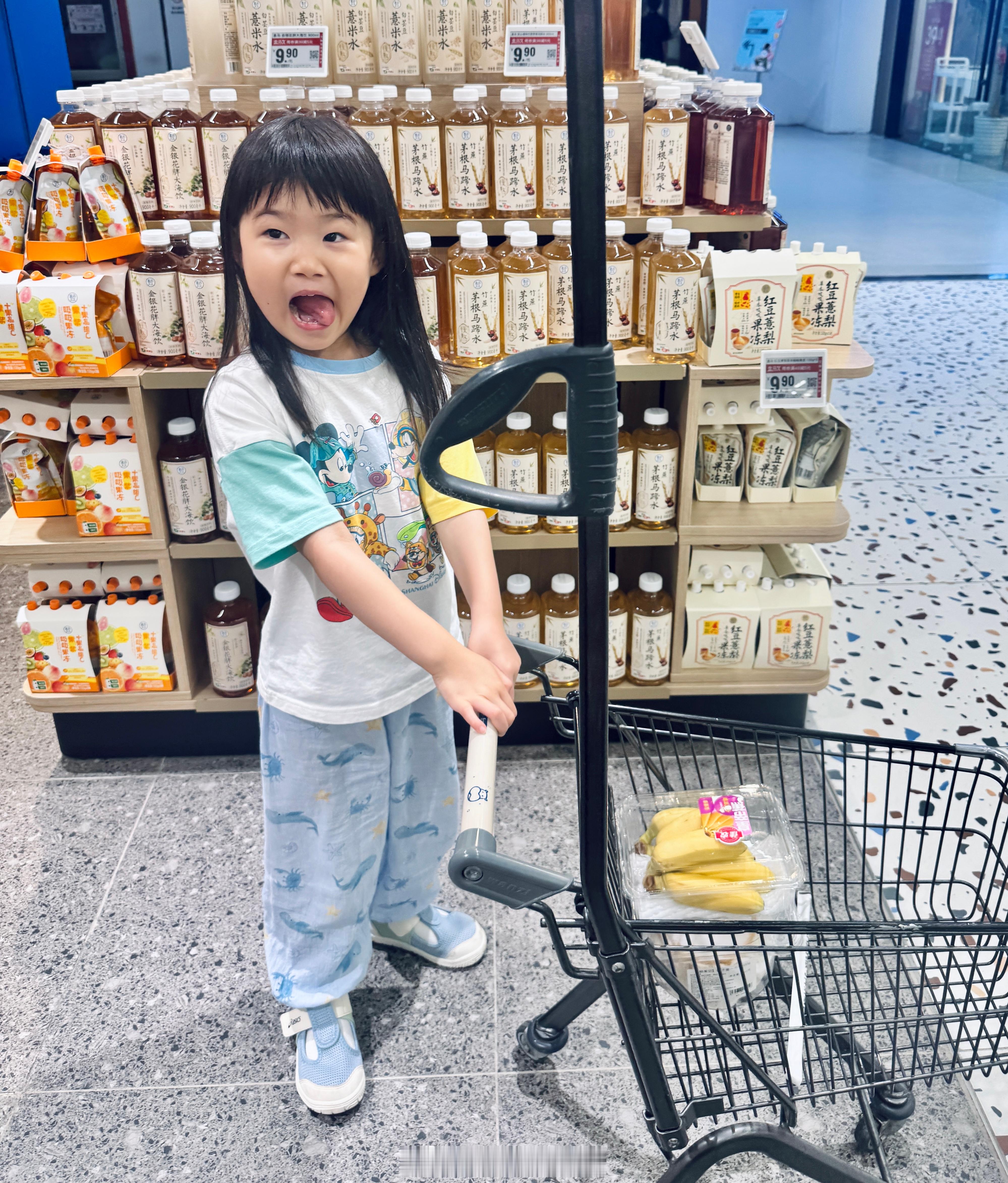 跟恩姐逛超市恩姐说：自己的东西要装自己车里好吧等会结账咱也分着结哈恩恩来了