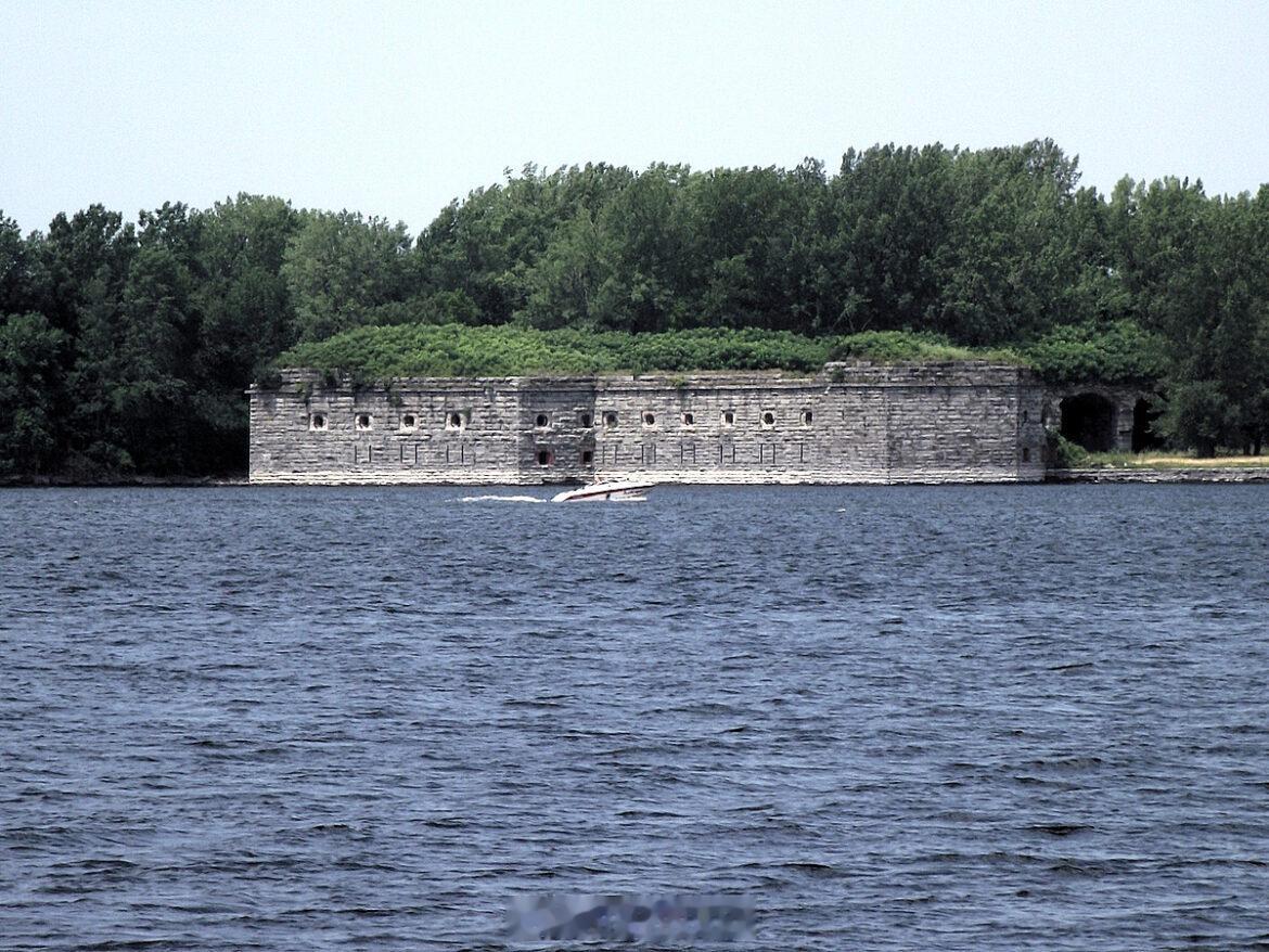 1816年，美国建立了一个堡垒，用来保护自己免受加拿大的入侵。但是由于测量员的错