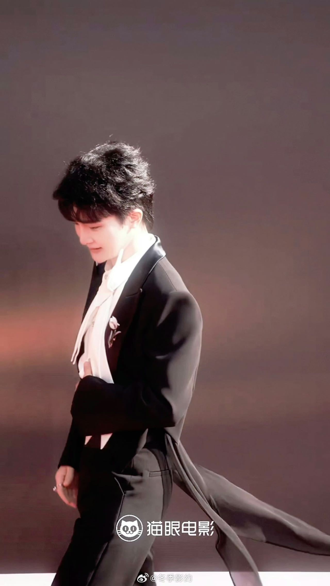 周深首秀演技 被周深的红毯小演技戳中！比划猜歌灵动鲜活，真的很想看他演一部作品！