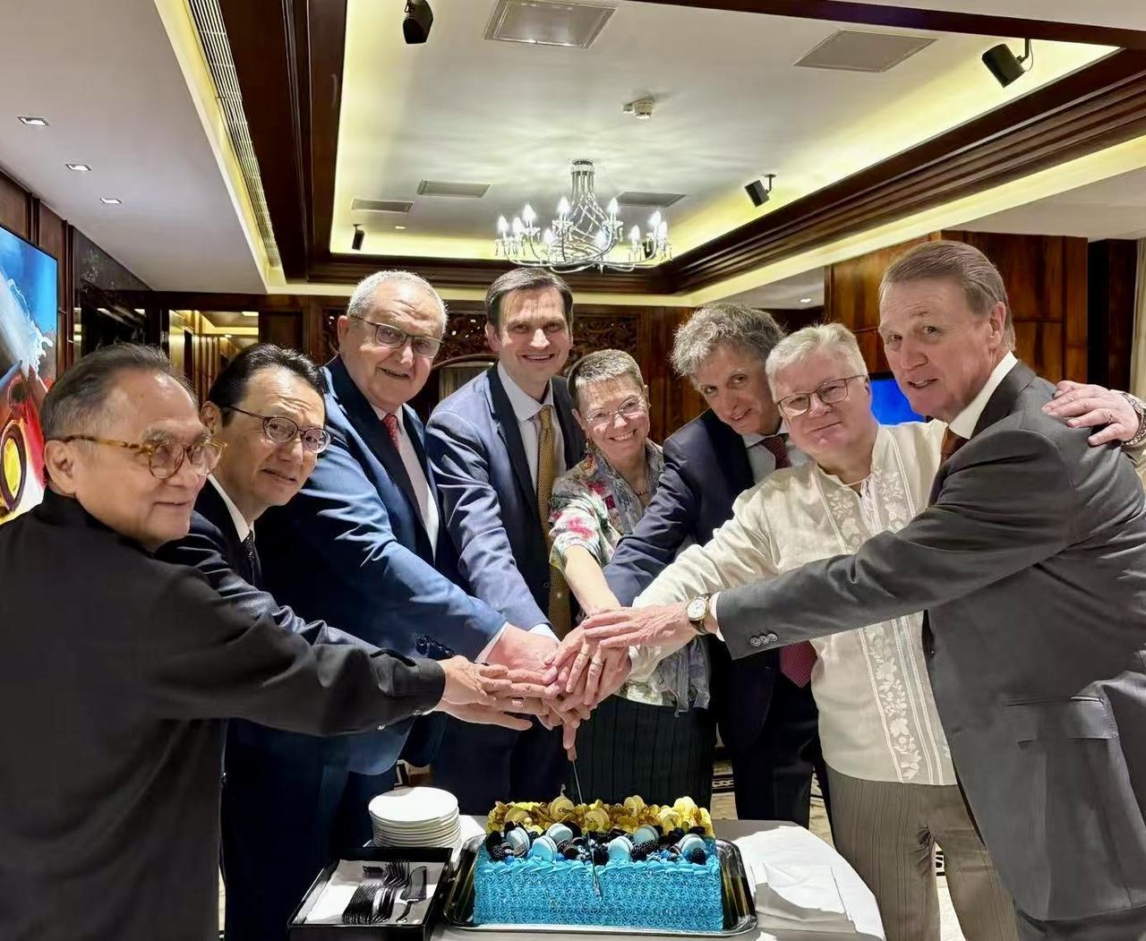 我们与🇺🇦坚定地站在一起。在我担任🇩🇪驻🇨🇳大使的四年间，俄罗斯持续