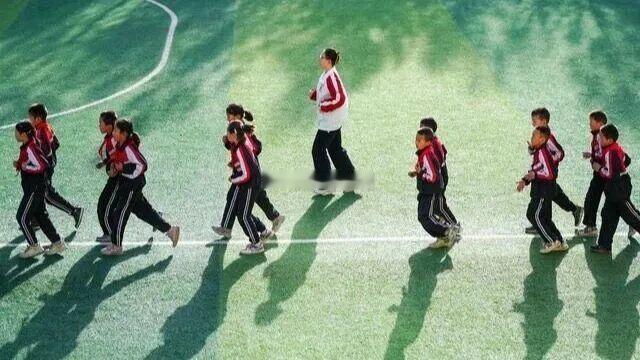 福建龙岩遴选小学教师到中学任教据悉，人口结构的变化，使得多地小学教师被调去教中学