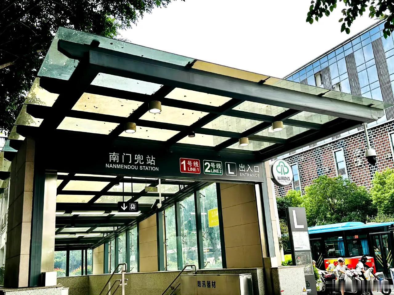 福州地铁南门兜站，新增了L J两个出入口的编号 ​​​，以后这里出入更方便一些…