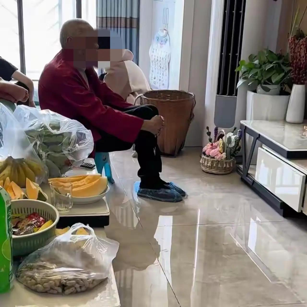 咱就说，没你这么办的啊。
人家去你家做客，进门还得给人脚套个袋子，你这不是埋汰人