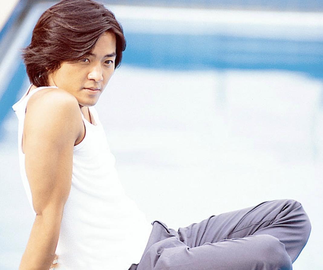 56岁郑伊健发福如路人，为了妻子两国跑，身价太高没有孩子！
郑伊健曾是香港影坛的