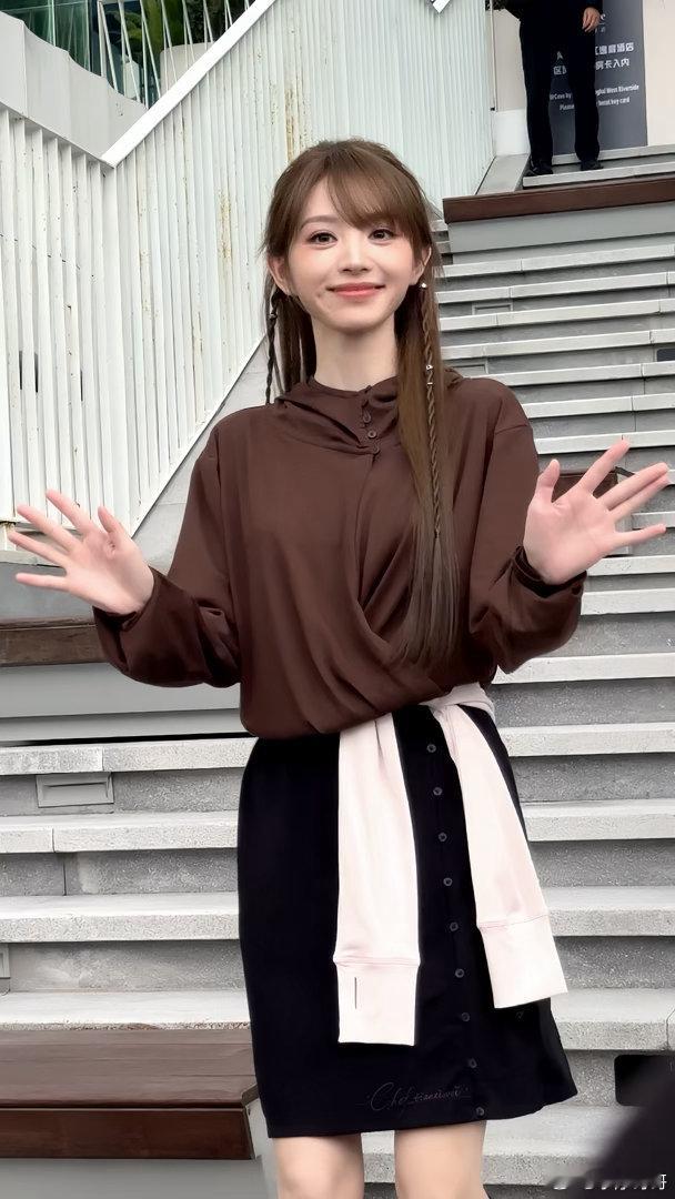 上海西岸偶遇田曦薇在上海西岸偶遇田曦薇！满满的甜妹氛围感，笑起来明媚又治愈，真人