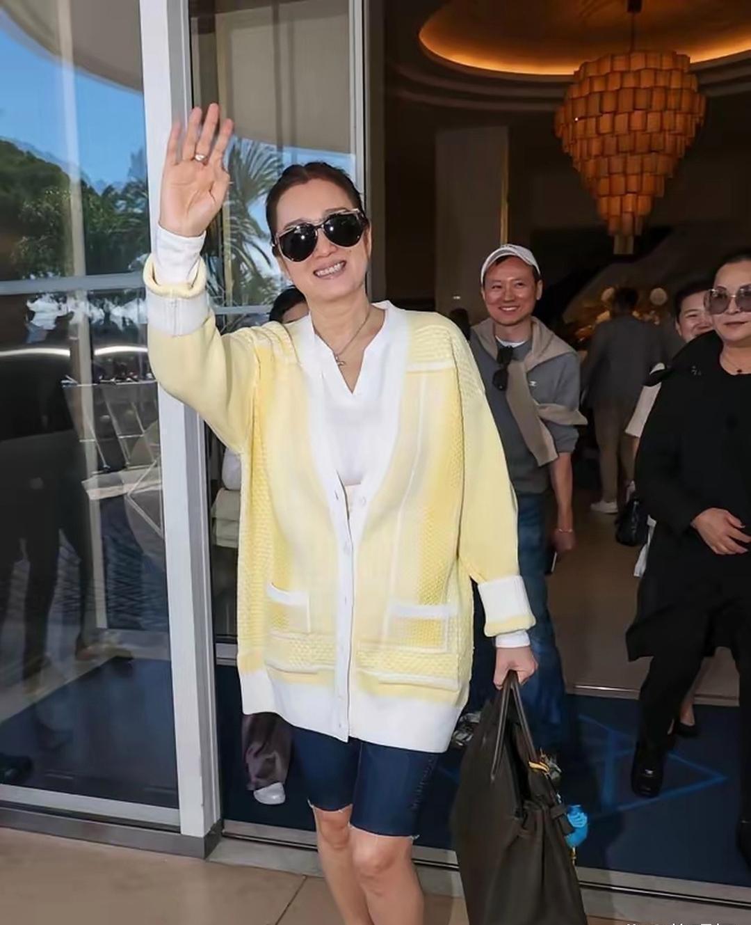 巩俐在戛纳街头被拍，身上那件LV高定外套估价十几二十万，够县城付个首付了！但人家