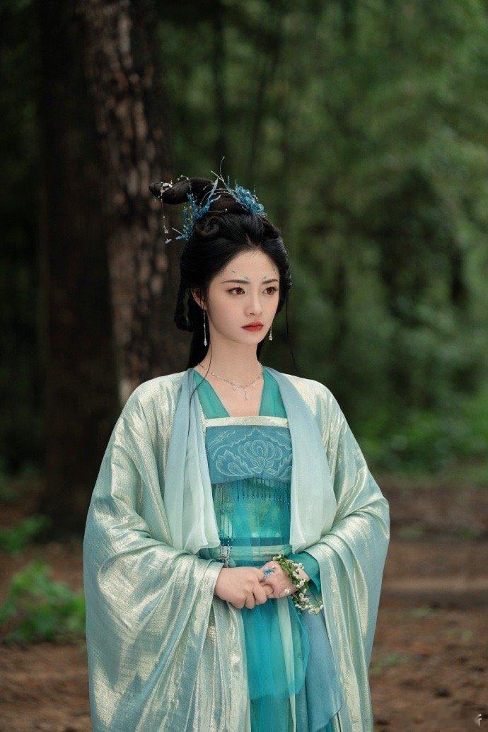 周洁琼人生镜头上新了淮水竹亭家人们！周洁琼在《淮水竹亭》里的新镜头绝了！蓝眼红眼