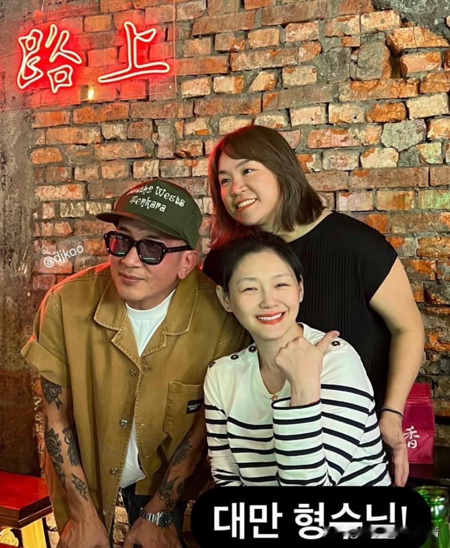 大S真的很坚强，虽说已经47岁了，但是脸上仍洋溢着青春的气息，也没有多少医美的痕
